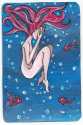 Une femme qui tombe ou flotte dans de l'eau profond, entourée de bulle et de poisson. Elle est recroquevillée sur elle et cache son visage dans ses mains. Encre.